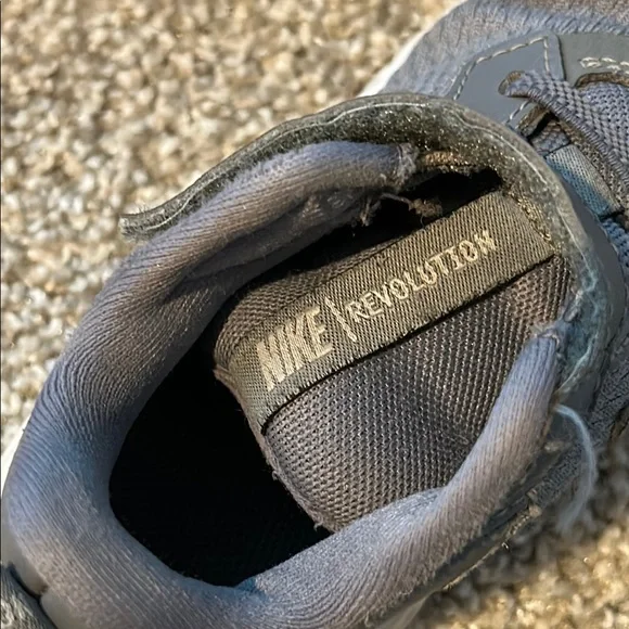 Nike Gray and White Sneakers with Velcro Closure - Picture 11 of 11